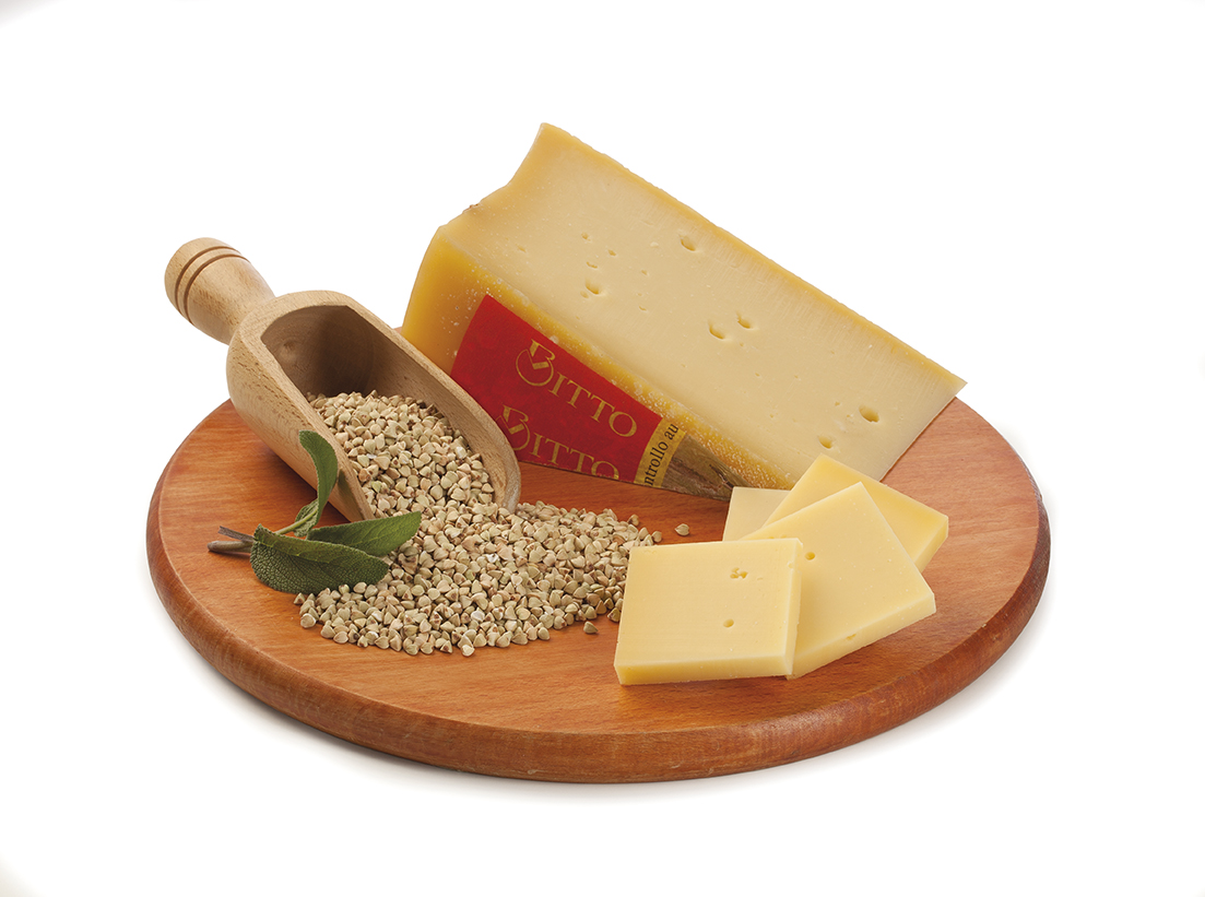 Fetta di formaggio bitto con grano saraceno